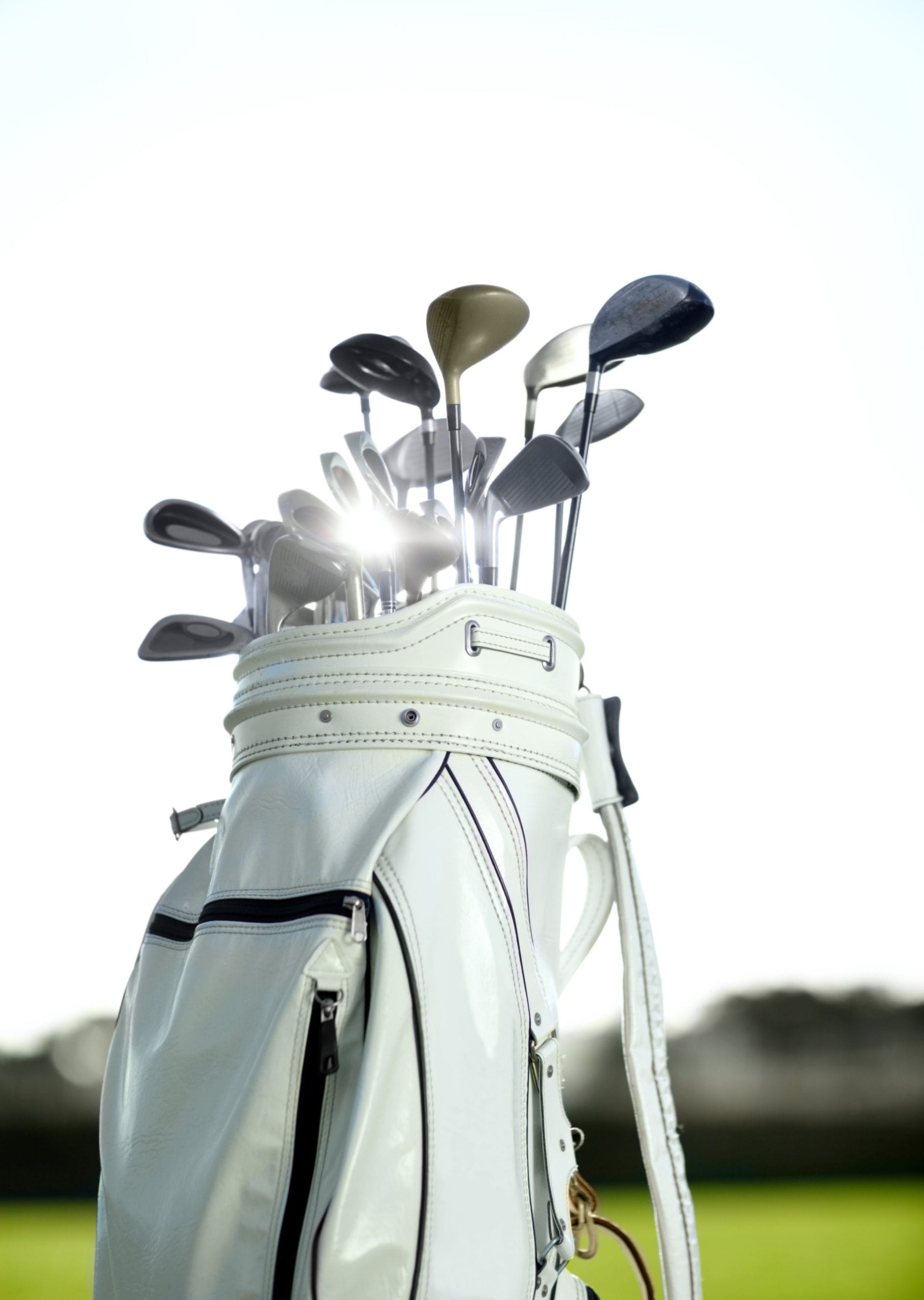 golf-bag-sports-clubs-outdoor-course-training-workout-summer-sport-green-field-sunset-mockup-golfer-bags-equipment-game-competition-exercise-with-blue-sky-lens-flare golfmiddag