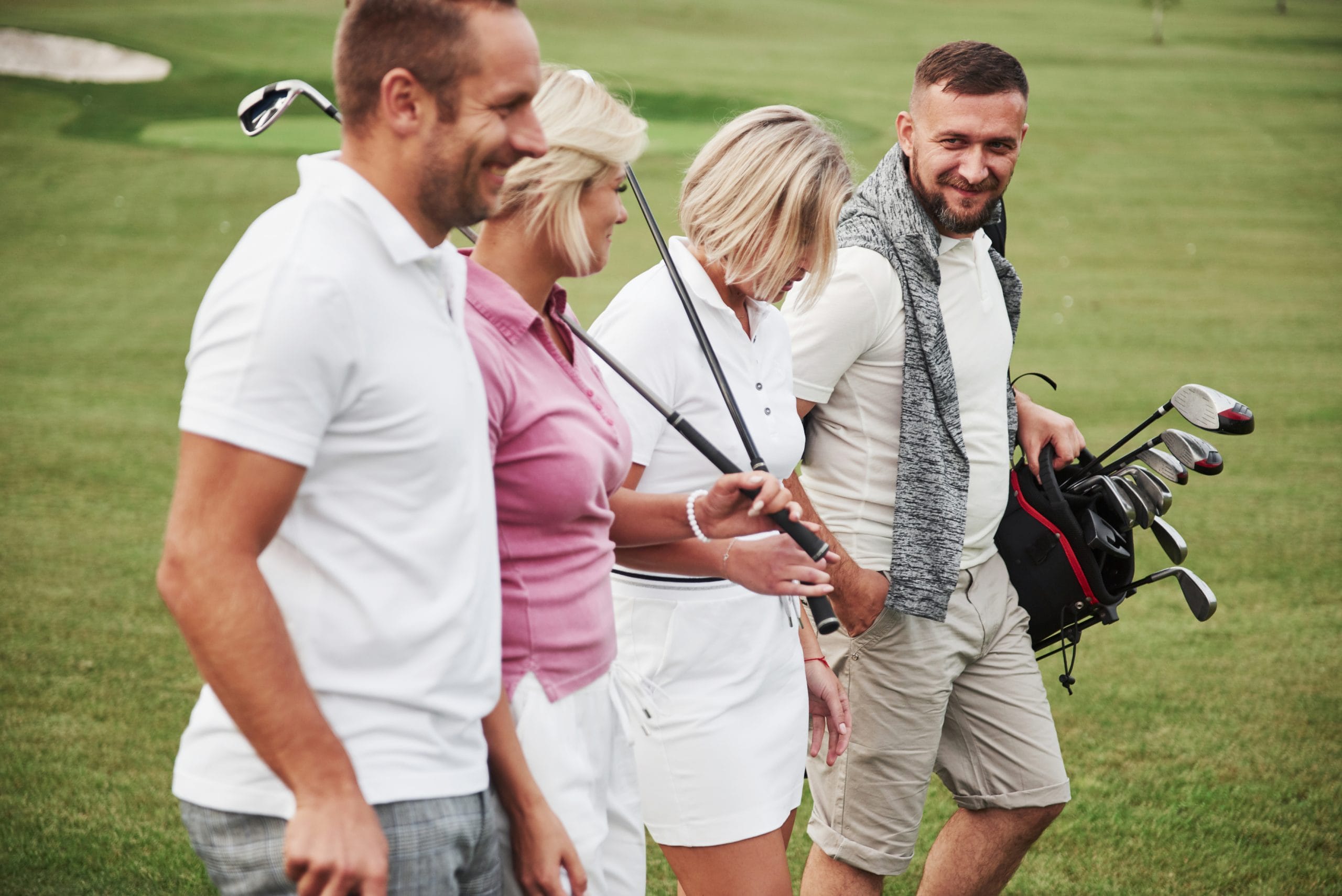 Group of stylish friends on the golf course learn to play a new game. The team is going to rest after the match golf middag